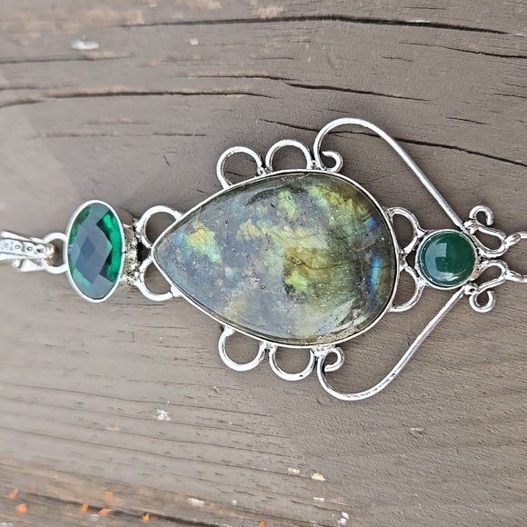 Elegant Silver Labradorite Pendant - Picture 4 of 7
